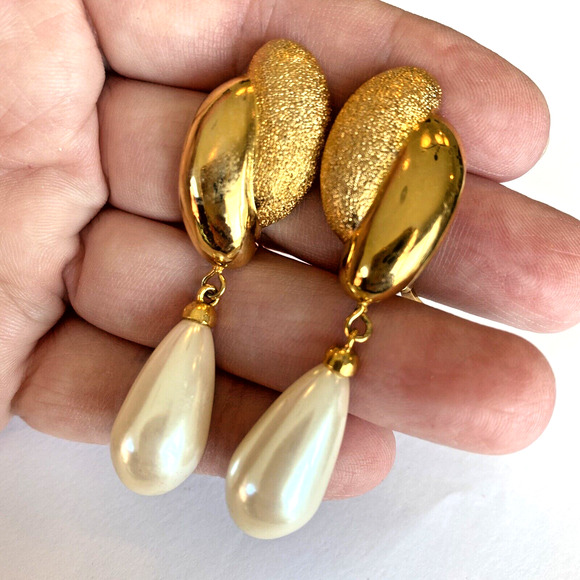 Signed Marvella Clip On Earrings Elegant Textured Goldtone & Faux Pearl Teardrop - Picture 2 of 6